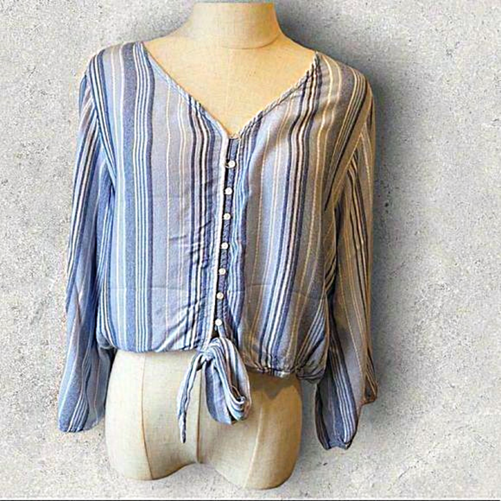 •American Eagle• Juniors button down‎ cropped style shirt